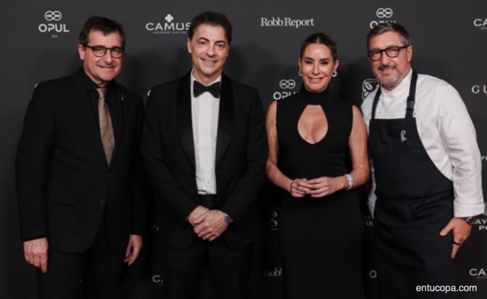 Los prestigiosos chefs Joan y Josep Roca, del restaurante El Celler de Can Roca (tres estrellas Michelin), posaron junto a la presentadora del evento Ainhoa Arbizu y Lewis Chester, fundador de los premios The Golden Vines y CEO de Liquid Icons, durante la gala celebrada en el Palacio de Cibeles de Madrid.