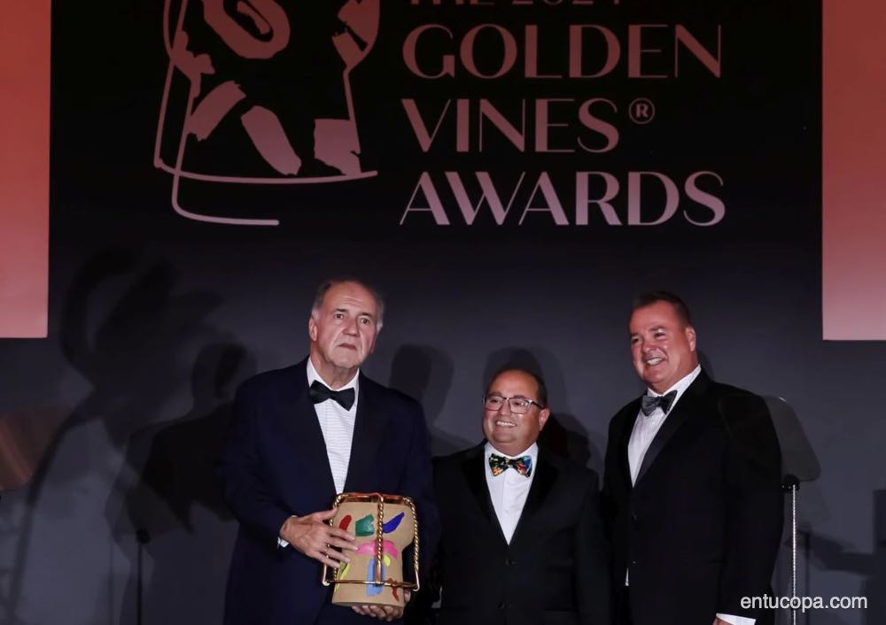 Pablo Álvarez, director general de Bodegas Vega Sicilia, recibió el máximo galardón de los premios The Golden Vines 2024 como Mejor Bodega de Lujo del Mundo (World's Best Fine Wine Producer), acompañado en la imagen por los reconocidos críticos y escritores de vino Mike DeSimone y Jeff Jensen.
